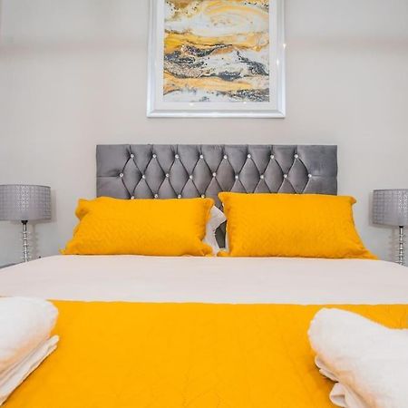 Langston House: 2 Bed, 2 Bath Luxury Apartment Hedgerley Exteriör bild