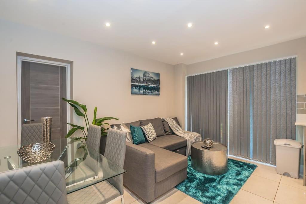 Langston House: 2 Bed, 2 Bath Luxury Apartment Hedgerley Exteriör bild