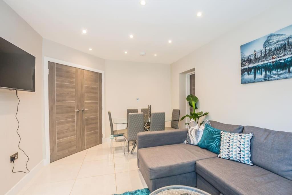 Langston House: 2 Bed, 2 Bath Luxury Apartment Hedgerley Exteriör bild