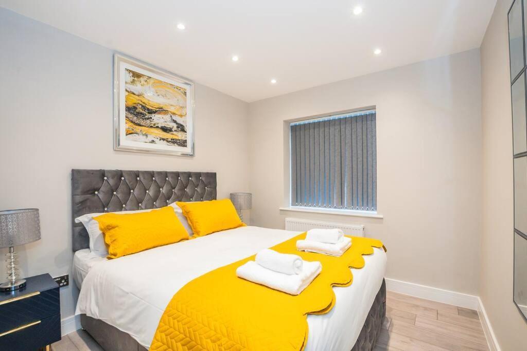 Langston House: 2 Bed, 2 Bath Luxury Apartment Hedgerley Exteriör bild