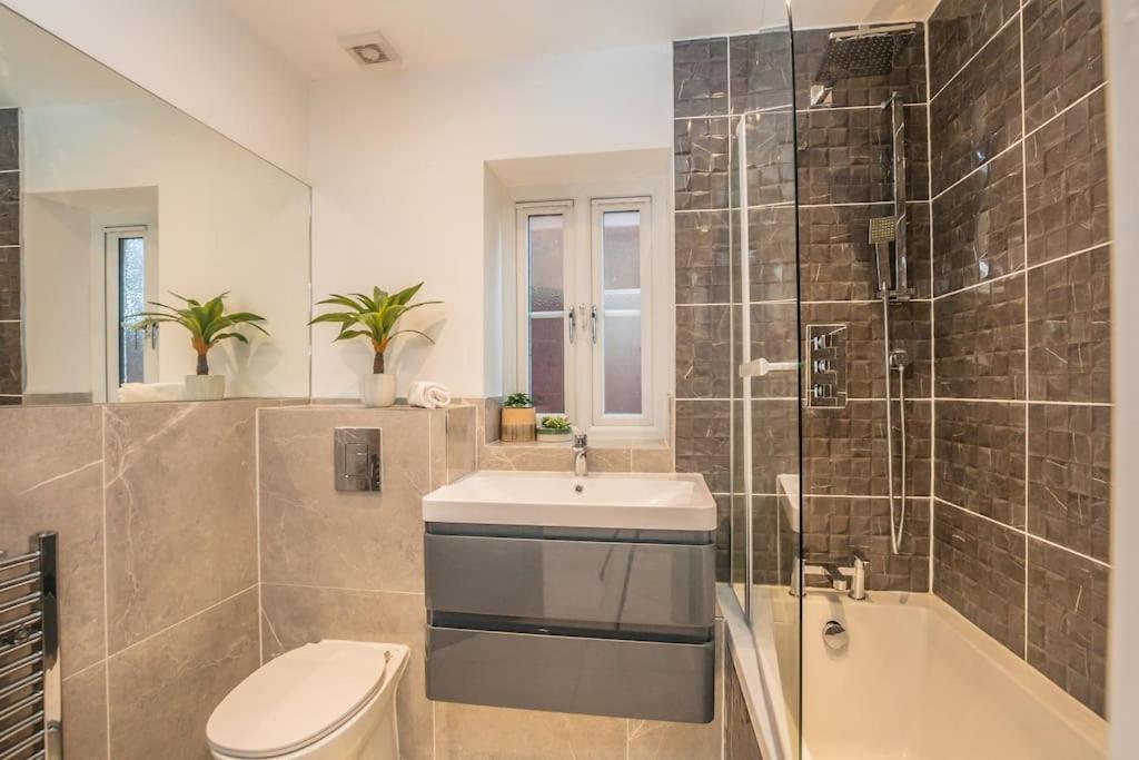 Langston House: 2 Bed, 2 Bath Luxury Apartment Hedgerley Exteriör bild